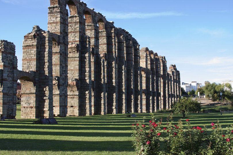 longest roman aqueduct