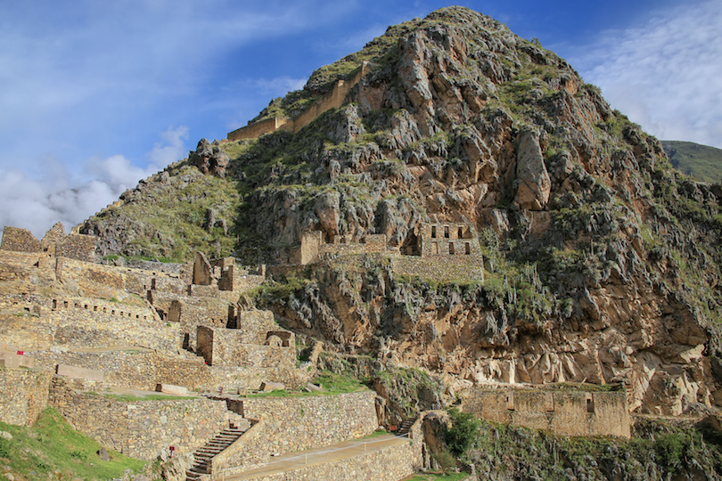 Fortaleza Inca con terrazas y Temple Hill en Ollantaytambo, Perú
