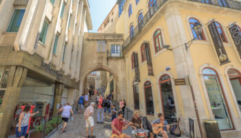 Almedina Gate