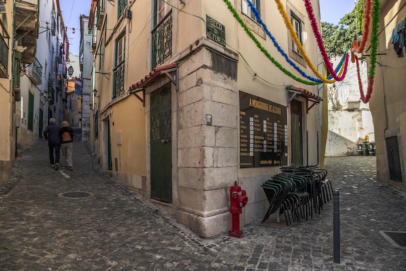 lisbon narrow streets