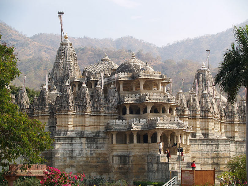 معبد راناكبور يشتهر بالفن والهندسة المعمارية بالهند 