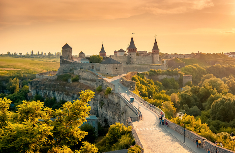 https://www.touropia.com/gfx/d/best-places-to-visit-in-ukraine/kamianets_podilskyi_fortress.jpg?v=ec270f22ea3cd4626e60c32c1622f53a