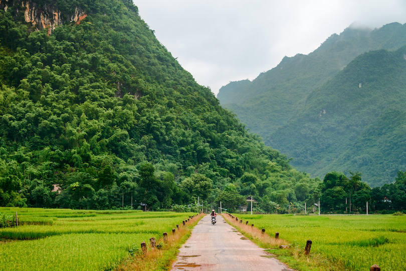 The famous Vietnamese attractions described on Vietnam currency