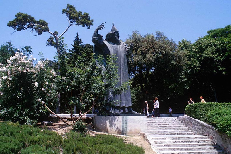 تمثال غريغور نينسكي
